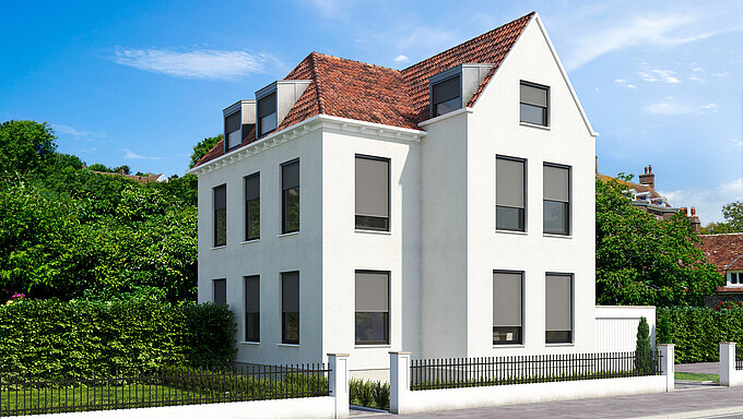 Modernes weisses Wohnhaus mit MHZ SOLIX Aussenrollos an mehreren Fenstern.