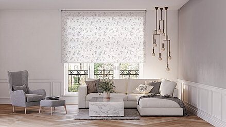 Modernes Wohnzimmer mit Rollo im Line-Art-Stil mit abstrakten Gesichtern, kombiniert mit heller Einrichtung und eleganter Hängelampe.