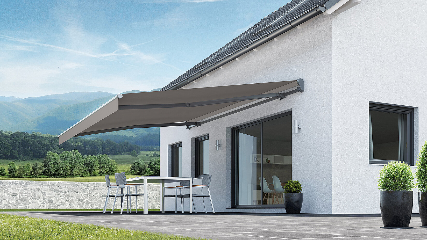[Translate to Französisch:] Tragrohrmarkise in grau Terrassenansicht