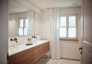 [Translate to Französisch:] Plissees der Kooperation im Badezimmer