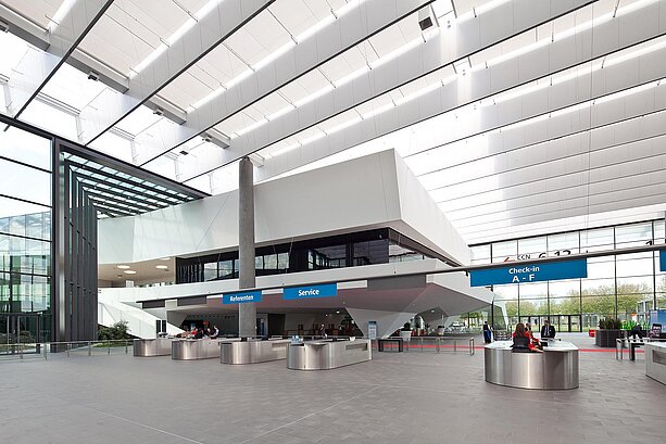 Gegenzuganlage k_oax über dem Empfangs- und Servicebereich im Congress Centrum Nürnberg