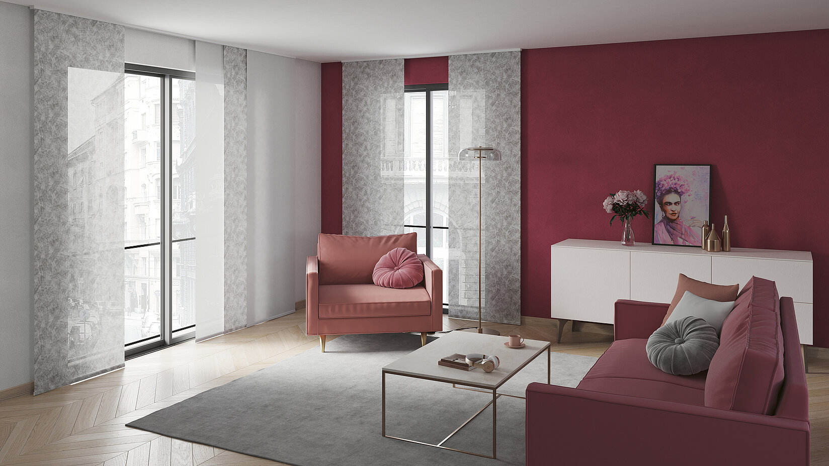 MHZ Flächenvorhang „Jaina“ mit zartem floralen Muster in einem modernen Wohnzimmer mit bordeauxfarbener Wand und rosa Sofas.