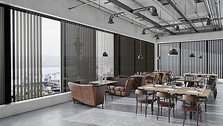 Gastronomiebereich mit braunen Sesseln und Tischen, grossen Fenstern und dunklen Lamellenvorhängen in Industrieoptik