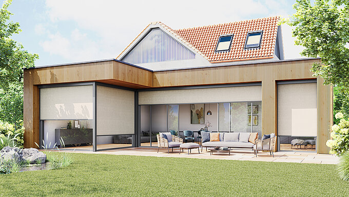 Einfamilienhaus mit zip 6 Senkrechtmarkisen vor der Terrasse, kombiniert mit Holzverkleidung und Gartenmöbeln.