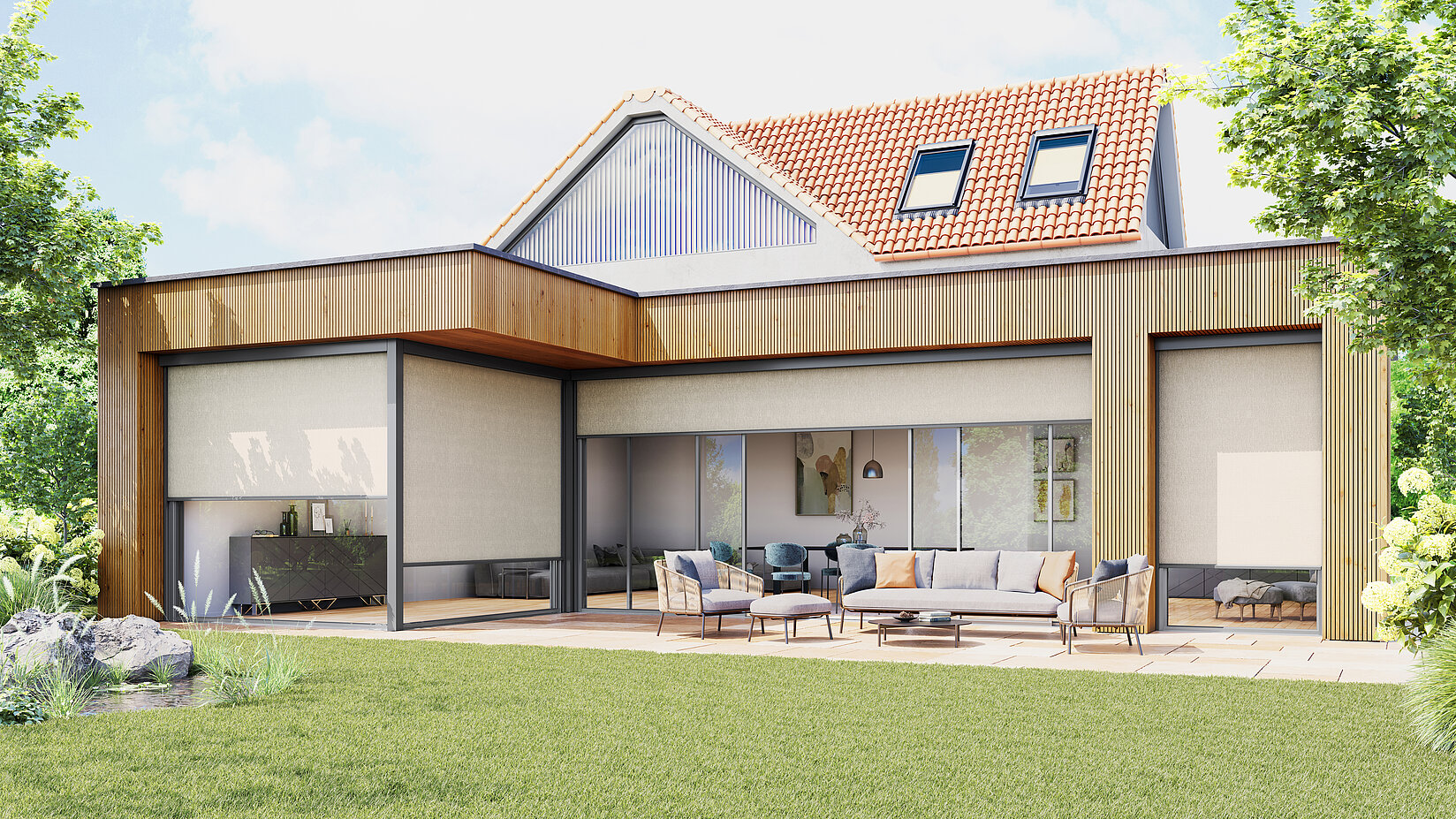 Einfamilienhaus mit zip 6 Senkrechtmarkisen vor der Terrasse, kombiniert mit Holzverkleidung und Gartenmöbeln.