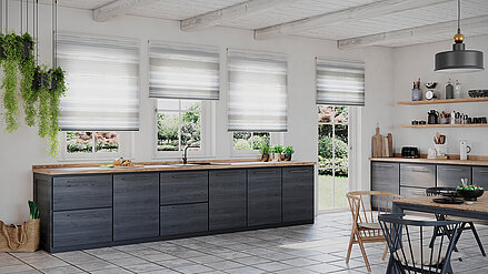 Landhausküche mit MHZ Duette® Wabenplissees im hellgrauen Batik-Look.