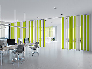 Grossraumbüro mit modernen Arbeitsplätzen und grün-weissen Lamellenvorhängen zur Raumtrennung und Lichtregulierung
