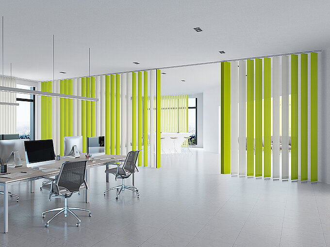 Grossraumbüro mit modernen Arbeitsplätzen und grün-weissen Lamellenvorhängen zur Raumtrennung und Lichtregulierung