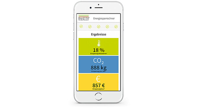 Smartphone mit geöffneter DUETTE Energiespar-App, zeigt 18 Prozent Heizwärme-Ersparnis, 888 kg CO₂-Reduktion und 857 Euro Kostenersparnis