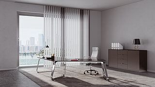 Modernes Büro mit Glas-Schreibtisch, weissem Bürostuhl und weissen Lamellenvorhängen vor grossem Fenster mit Stadtblick