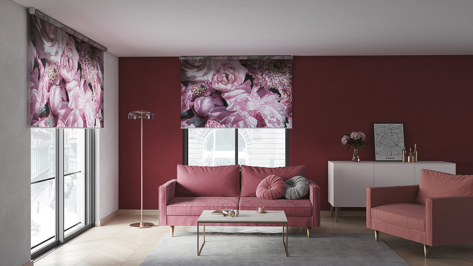 Florale Design-Rollos in Rosatönen vor Fenstern in einem modern eingerichteten Wohnzimmer mit rosa Möbeln und bordeauxfarbener Wand.
