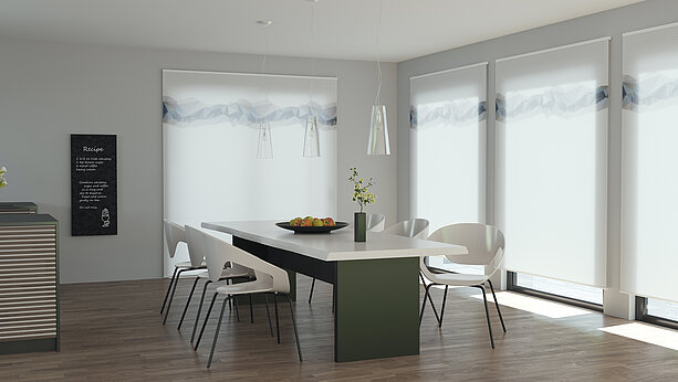 Moderner Essbereich mit grauen Wabenplissees an bodentiefen Fenstern