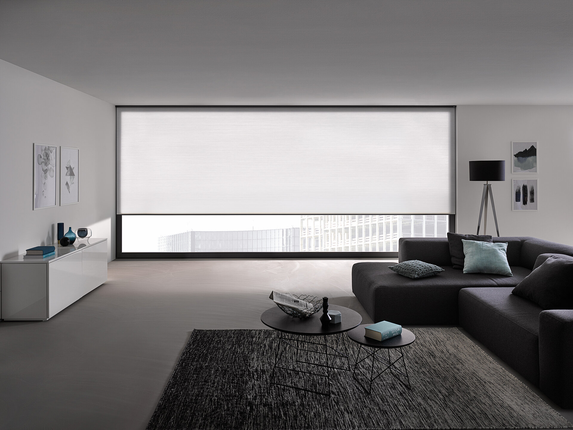 Wohnzimmer mit großem Wabenplissee vor einer vier Meter breiten Fensterfront.