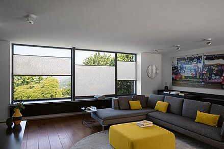 Wabenplissees an den Fenster und Türen im Wohnzimmer