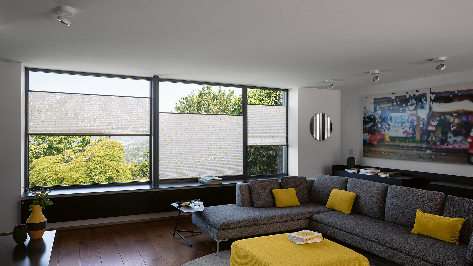 Wabenplissees an den Fenster und Türen im Wohnzimmer