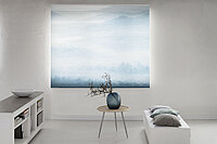 MHZ Wabenplissee mit sanftem Landschaftsmotiv in Blau, vor einem hellen Raum mit minimalistischer Einrichtung.