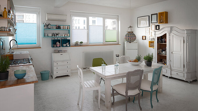 Verschiedenfarbige MHZ Wabenplissees der Serie „Duotone“ in einer weiss eingerichteten Wohnküche im Vintage-Stil.