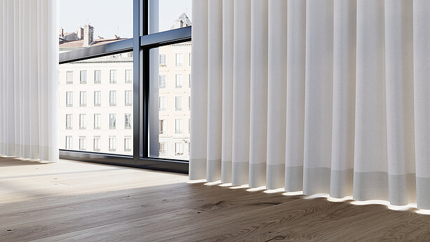 Weisse, lichtdurchlässige MHZ-Vorhänge vor grossen Fenstern mit Blick auf Stadthäuser und hellem Holzboden.
