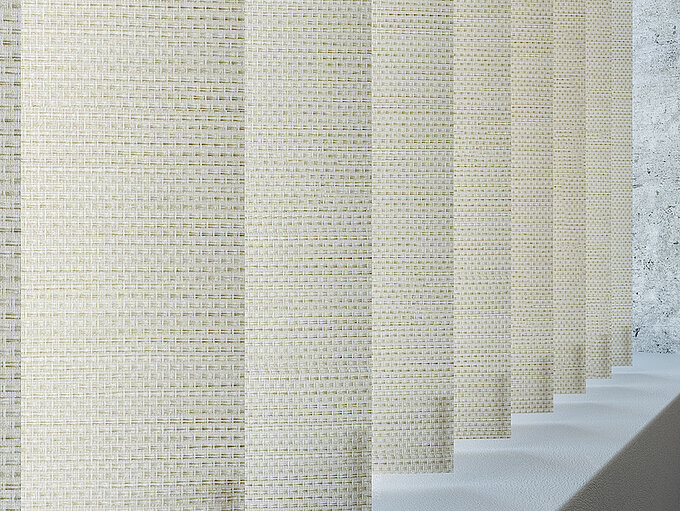 Lamellenvorhang „Kimahri“ mit feiner, gewebter Rasterstruktur in natürlichem Beigeton