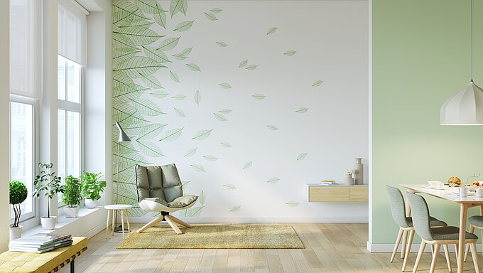Helles Wohnzimmer mit grossflächigem Wanddesign im MHZ-Design „Sheer“ mit abstrahiertem Blattmotiv.