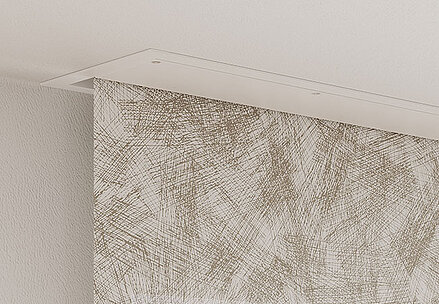 Rollo mit flächenbündiger Deckenkassette und strukturiertem Gewebe, das elegant aus der Decke austritt