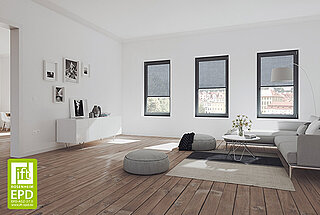 Ein modernes Wohnzimmer mit Holzboden, Sofa und Hockern. Drei Fenster sind mit aussenliegenden MHZ-SOLIX-Rollos beschattet, durch die diffuses Licht einfällt.