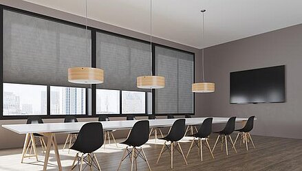 Konferenzraum mit MHZ Wabenplissees an den Fenstern, motorisiert und in Smart-Home-System integriert.