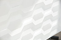 Nahaufnahme des weissen MHZ Doppelrollos „Henrik“ mit Sechseckmuster aus transparenten und blickdichten Segmenten.