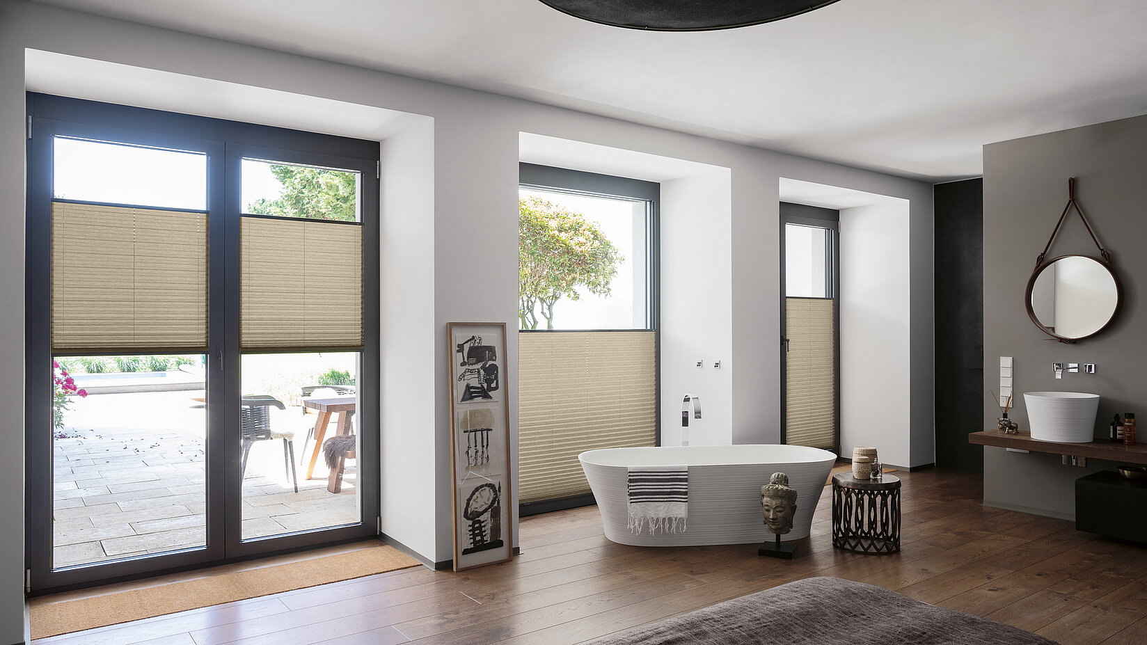 Beige Plissees im unteren Fensterbereich als Sichtschutz in modernem Badezimmer mit freistehender Badewanne.