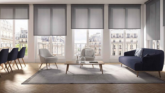 Wohnzimmer mit bodentiefen Fenstern und lichtdurchlässigen Rollos vor Stadtfassade, kombiniert mit moderner Einrichtung