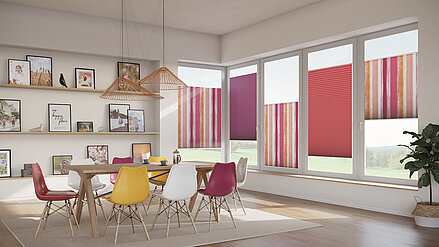 Buntes Esszimmer mit MHZ Duette® Plissee „Batik 6907“ mit gestreiftem Farbverlauf in Rot und Orange.