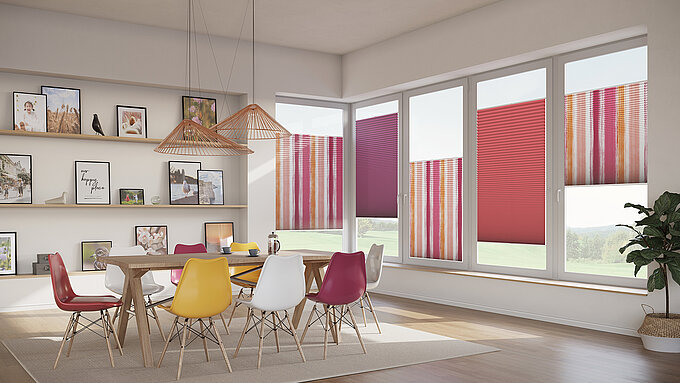 Buntes Esszimmer mit MHZ Duette® Plissee „Batik 6907“ mit gestreiftem Farbverlauf in Rot und Orange.