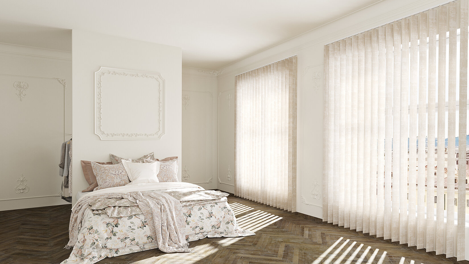 Schlafzimmer mit floral gemustertem Bett und beigen Lamellenvorhängen vor zwei grossen Fenstern