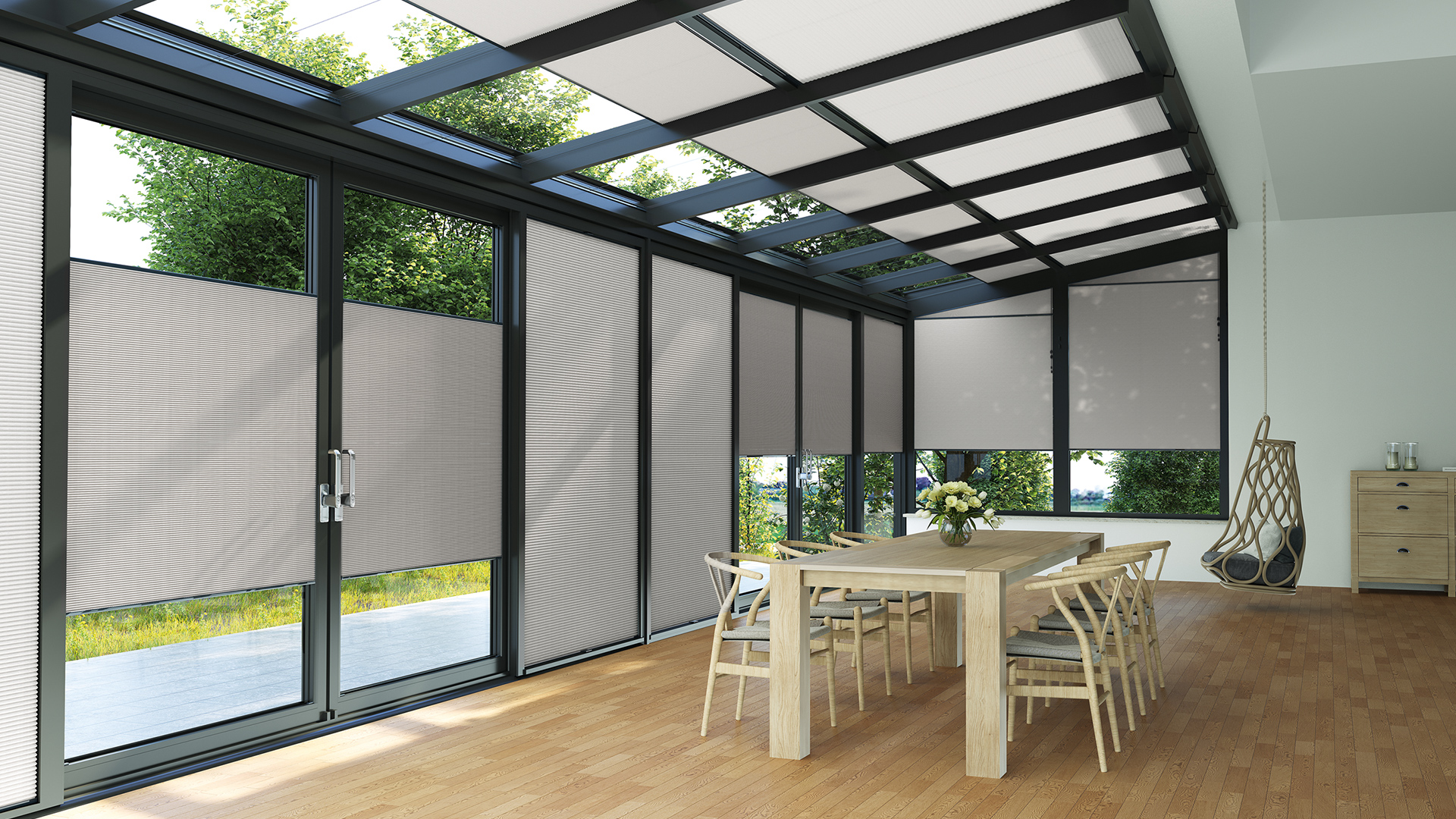 MHZ Wabenplissees im Wintergarten an Glasfronten und Glasdach, halbtransparent in Grau.